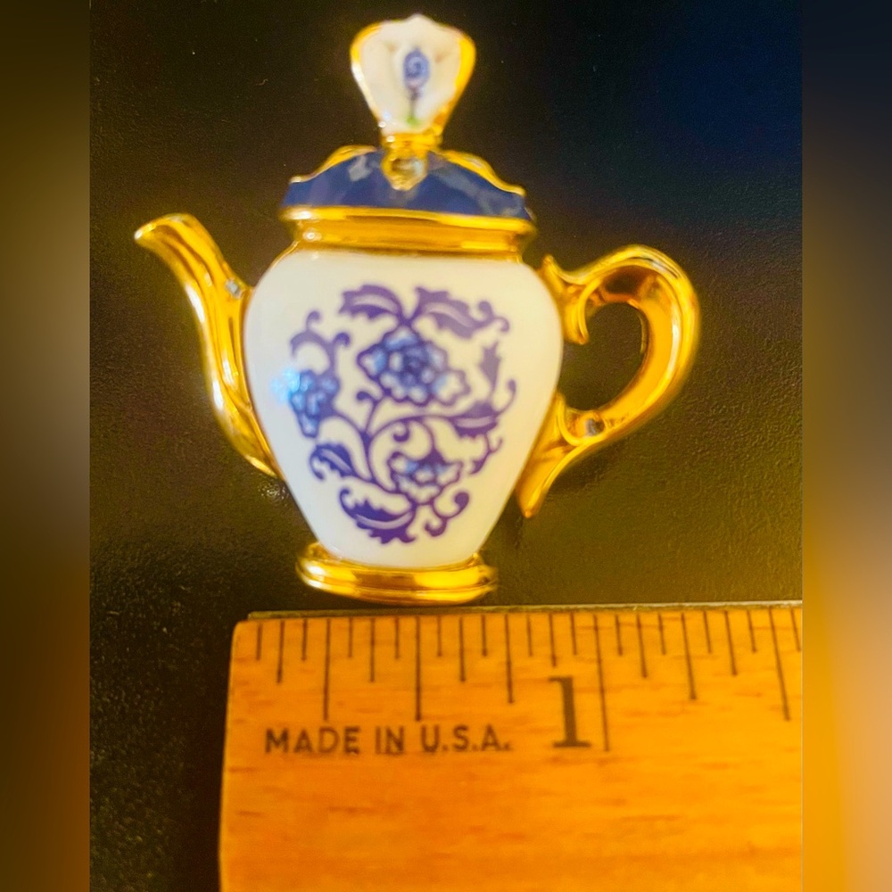 Vintage Goldtone Tea Time Blue/ White Teapot Brooch/ Pin. - Picture 7 of 7